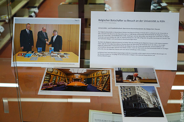 Ein Foto der Vitrine in der Kabinettausstellung "Die Bibliothek des Belgischen Hauses".