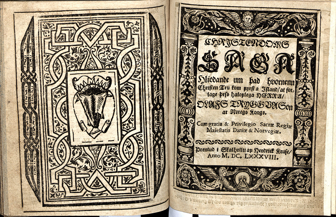 Ein aufgeschlagenes Buch mit dem alten Islandwappen, umrahmt von dekorativen Linien und lateinischer Schrift; aus dem Jahr 1688.