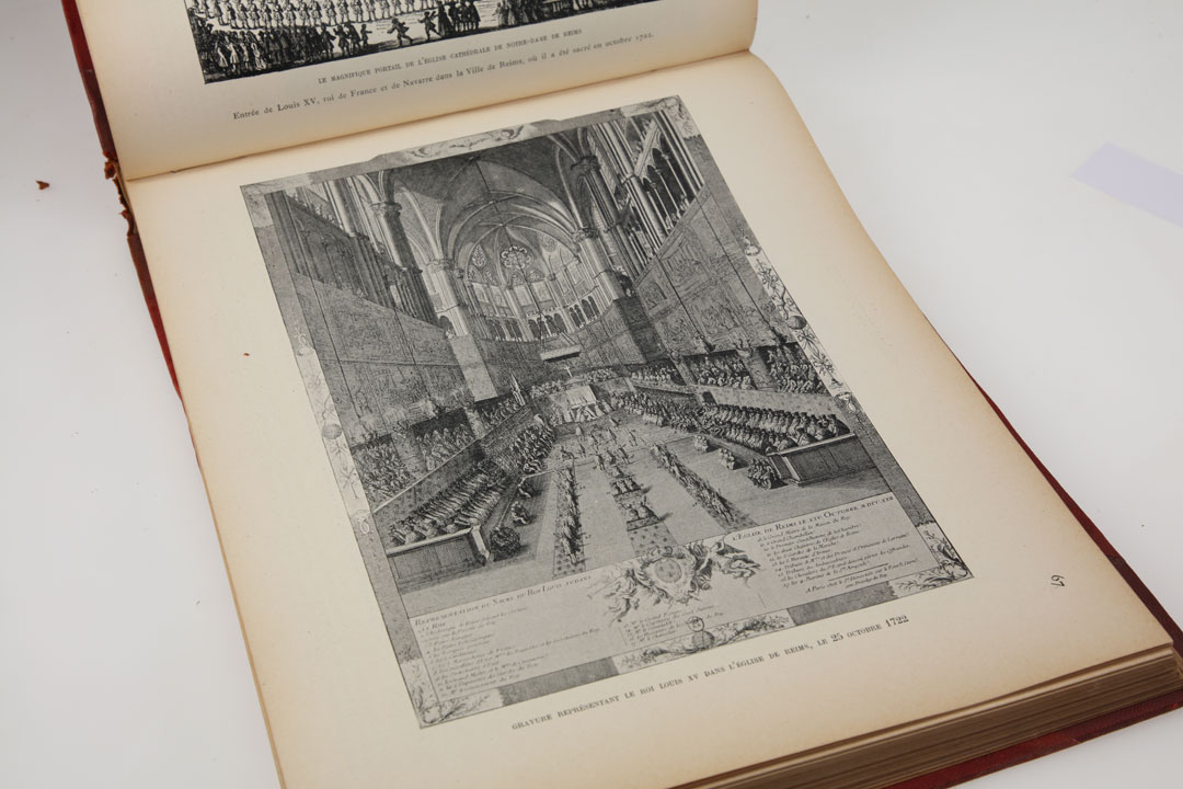 Foto eines historischen, beschädigten Buches aus dem 18. Jahrhundert: Dayot, Armand: De la Régence à la Révolution. Paris : Flammarion, 1906. Signatur: WOLF.FOL148.