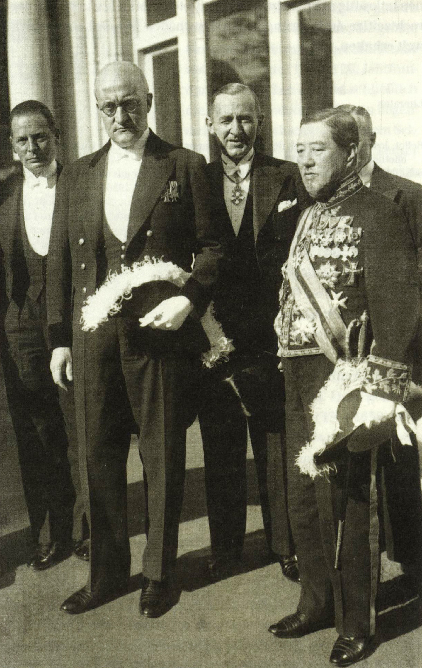 Ein Foto von Herbert von Dirksen mit vier weiteren Männern am japanischen Kaiserhof im Jahre 1933.