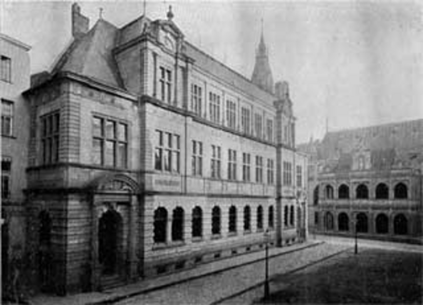 Schwarz-weiß Foto der vormaligen Stadtbibliothek.