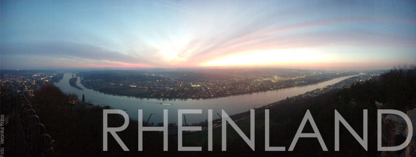 Panorama-Ansicht des Rheins vom Standort Drachenfels in der Abenddämmerung