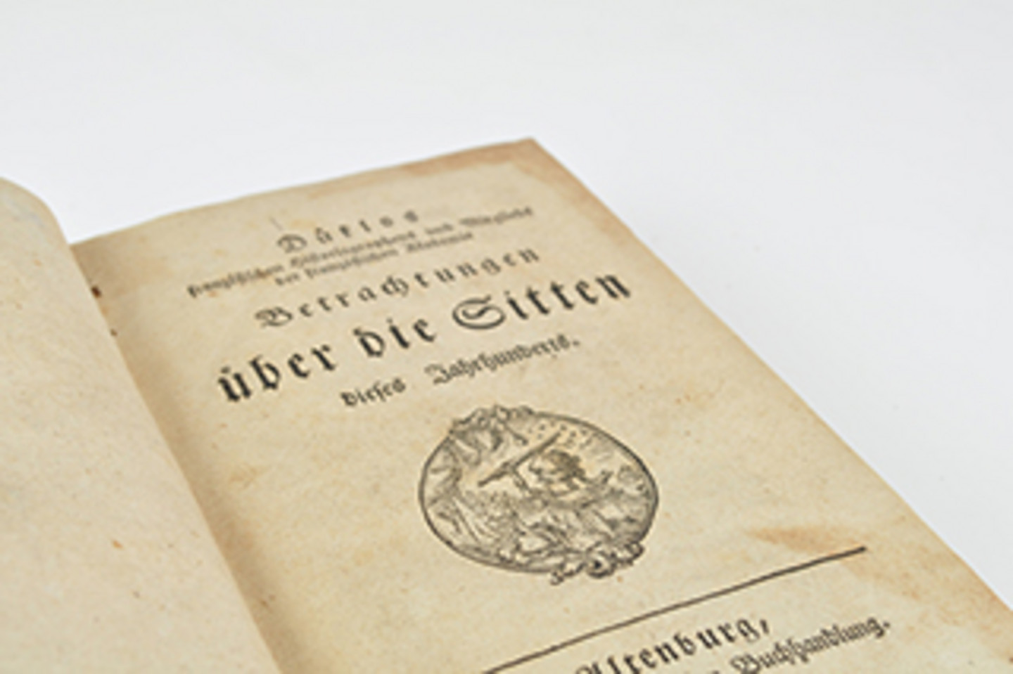 Foto des Titelblatts von "Betrachtungen über die Sitten dieses Jahrhunderts". Darunter befindet sich eine Art Wappen.