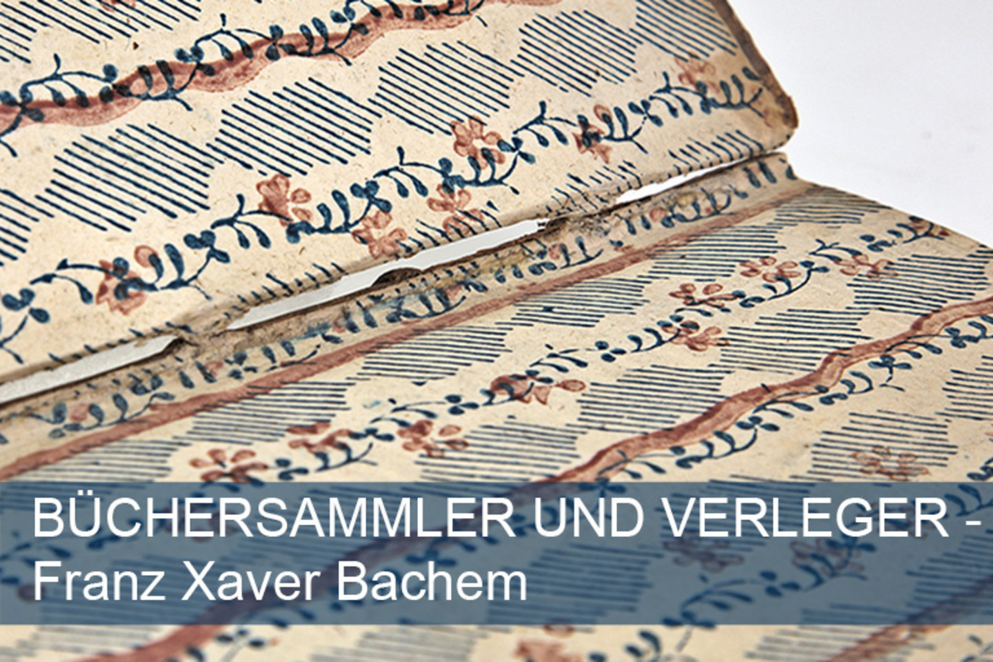 Die verzierte Innenseite eines historischen Buches mit der Aufschrift "Verleger und Büchersammler Franz Xaver Bachem".