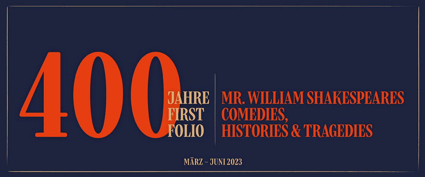 Ein dunkelblauer Banner mit der rot-orangenen Aufschrift "400 Jahre First Folio - Mr. William Shakespeares Comedies, Histories & Tragedies"
