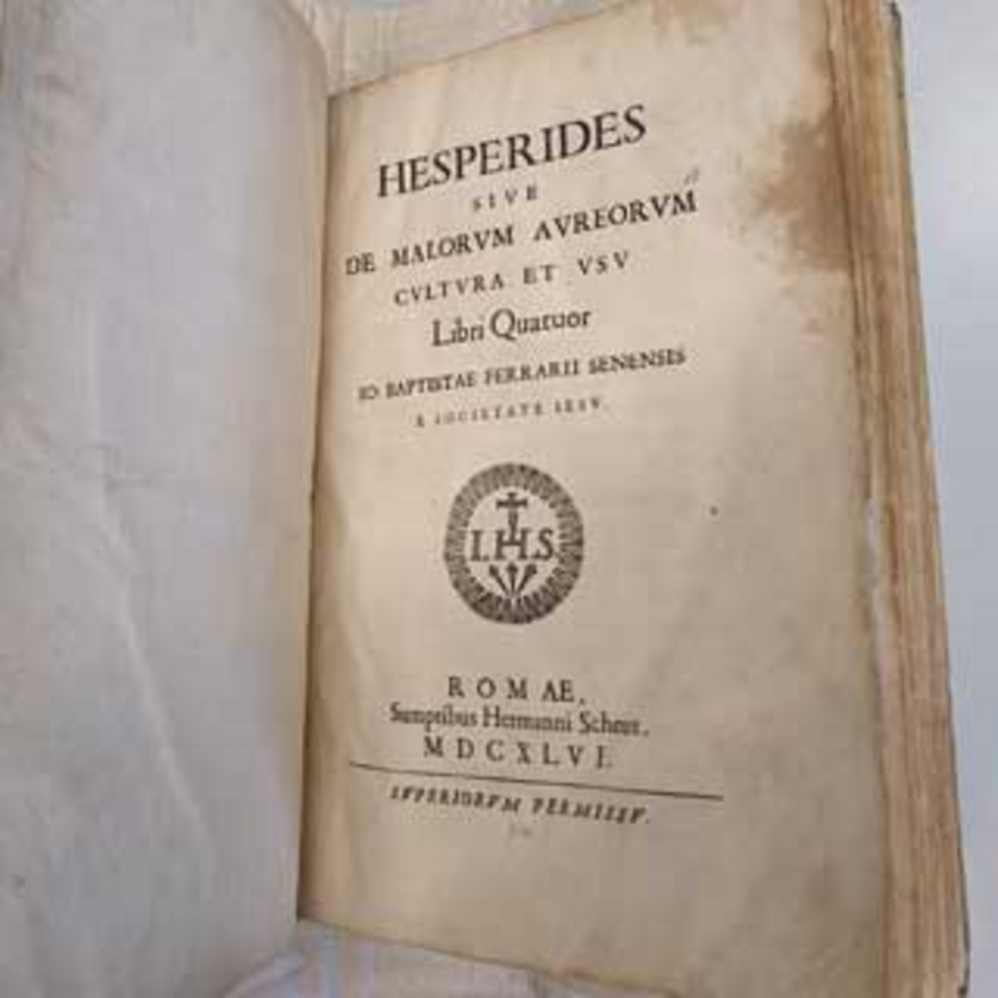 Foto des Titelblattes der Leihgabe " Ferrari, Giovanni Battista ; Rottendorff, Bernhard: Hesperides sive de malorum aureorum cultura et usu ..., 1646".