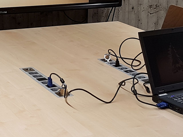 HDMI-Kabel an Laptop angeschlossen