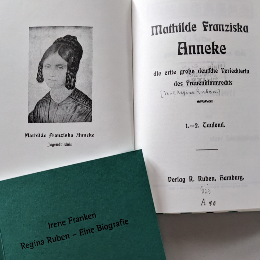 Die ersten Seiten einer Schrift von Regina Ruben über Mathilde Franziska Anneke als erste große Verfechterin des Frauenstimmrechts aus dem Jahr 1905. Auf einer Seite ist ein Porträt von ihr als Jugendliche abgebildet.
