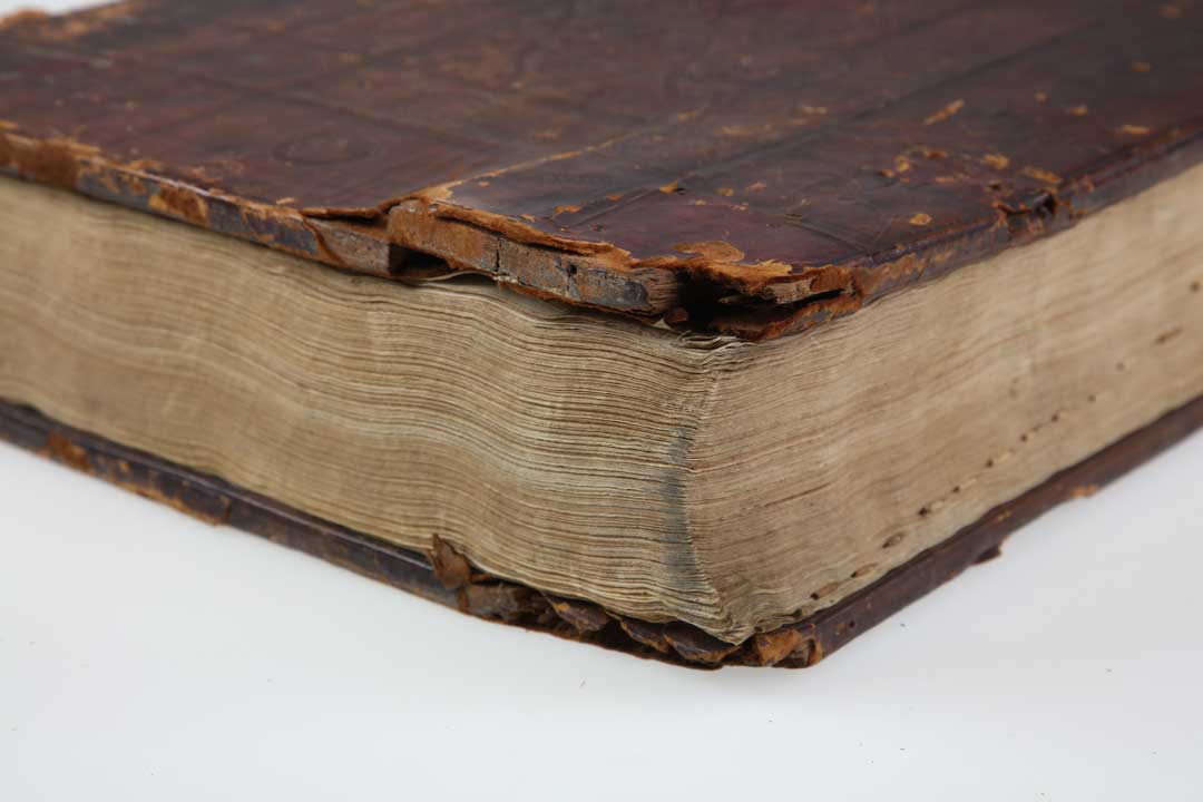 Foto eines beschädigten Buches aus dem Jahr 1490: Alexander <de Imola>: De adoptionibus. [Mailand]: Leonarduz pachel, 1490. Signatur: MEVI2-Ink. Die Projektnummer lautet 2022/0025