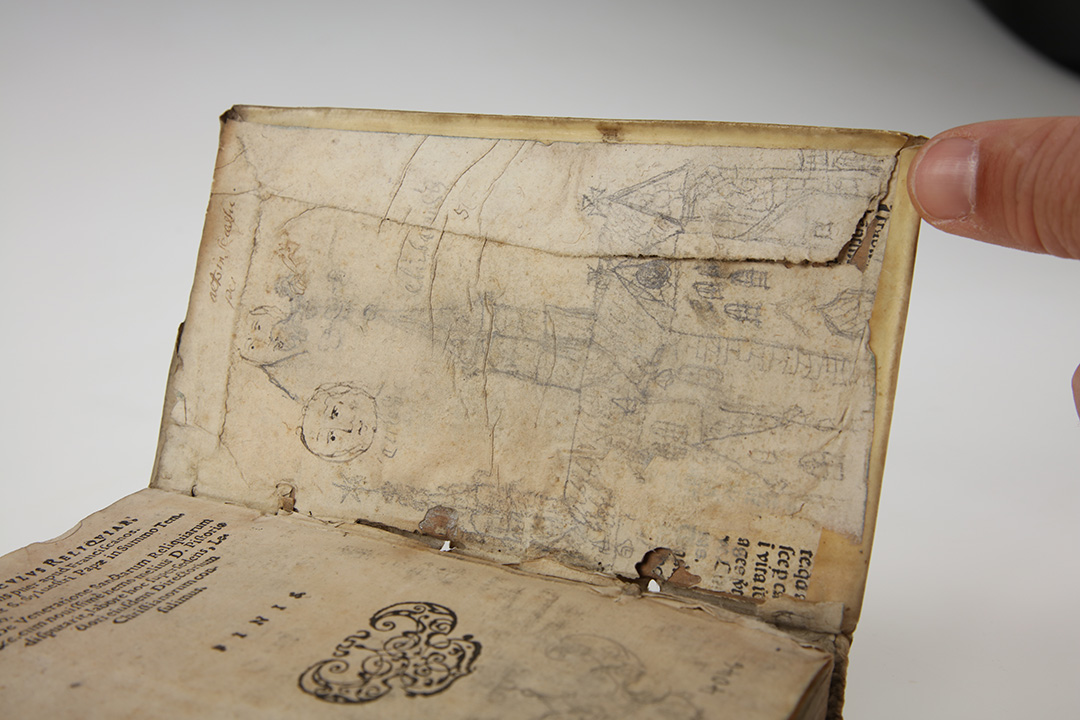 Foto eines beschädigten Buches aus dem Jahr 1607: Winheim, Erhardus: Sacrarivm Agrippinae. - Coloniae: Bernhardi Gualteri 1607. Signatur: RHT1086#3. Die Projektnummer lautet 2022/0032