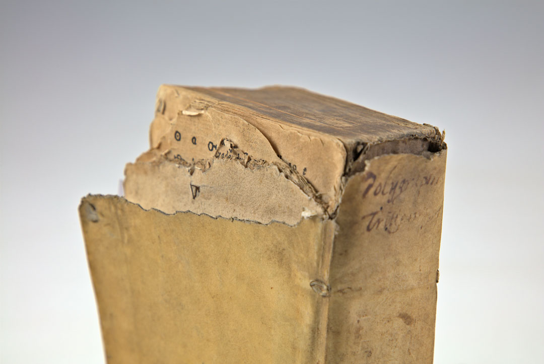 Foto eines beschädigten Buches aus dem Jahr 1791: Trithemius, Johannes: Polygraphia. - Coloniae: Johann Birckmann & Dietrich Baum, 1571. Signatur: A5/7406. Die Projektnummer lautet 2022/0008