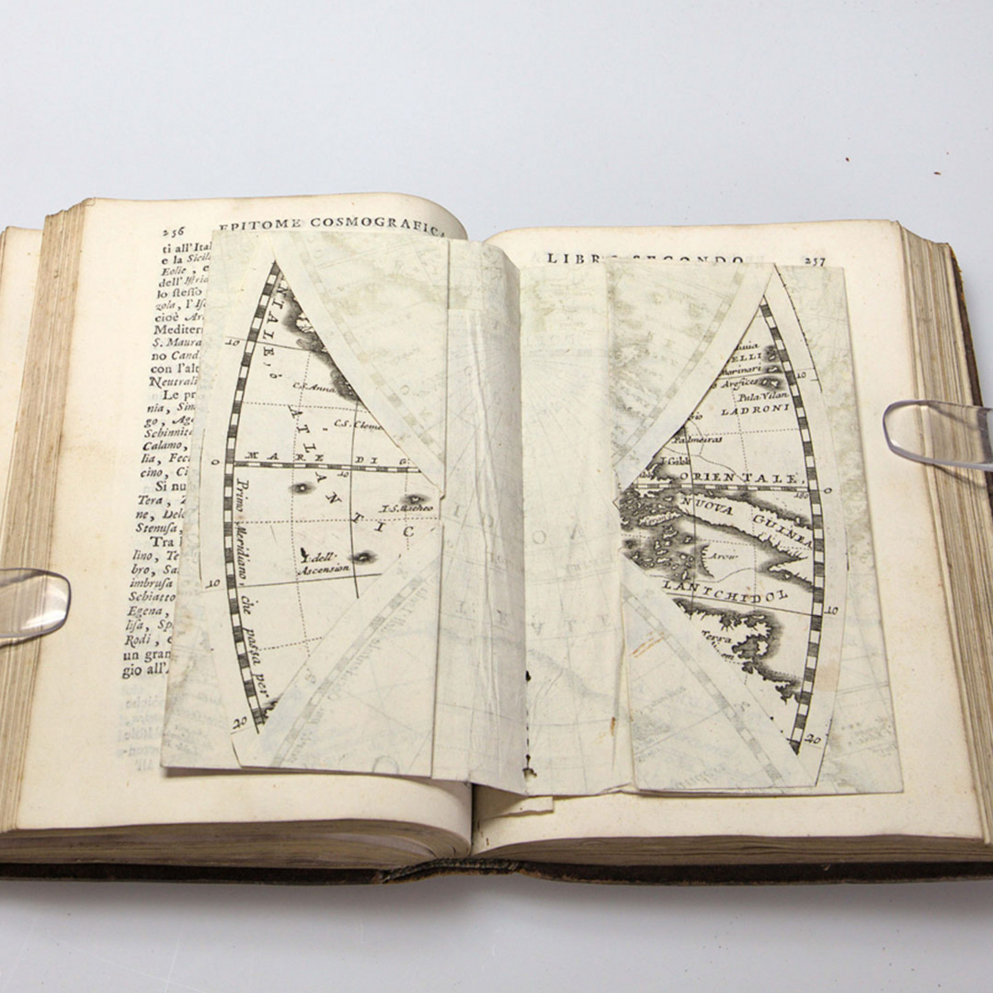 Ein Foto einer gefalteten Atlaskarte eines historischen Buches.
