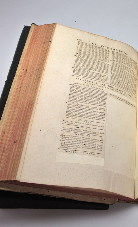 Foto einer Seite auf der Textstellen überklebt sind.