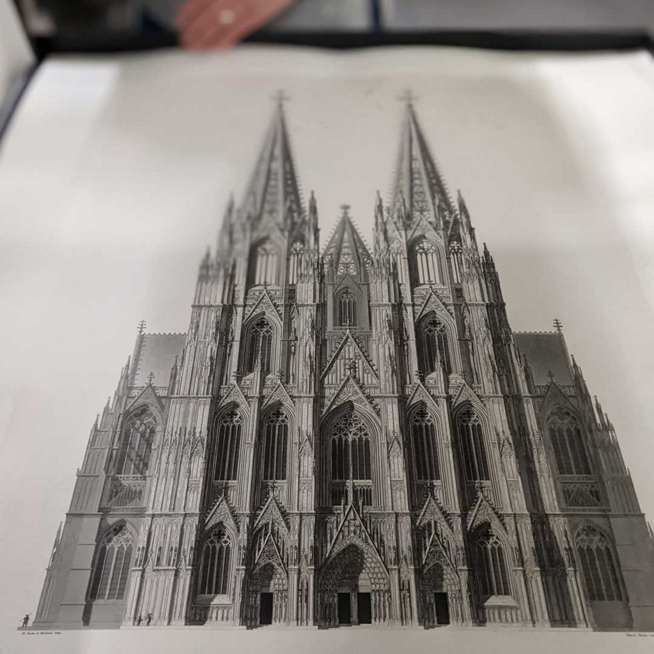 Eine Abbildung der Westfassade des Kölner Doms in der Gesamtansicht.