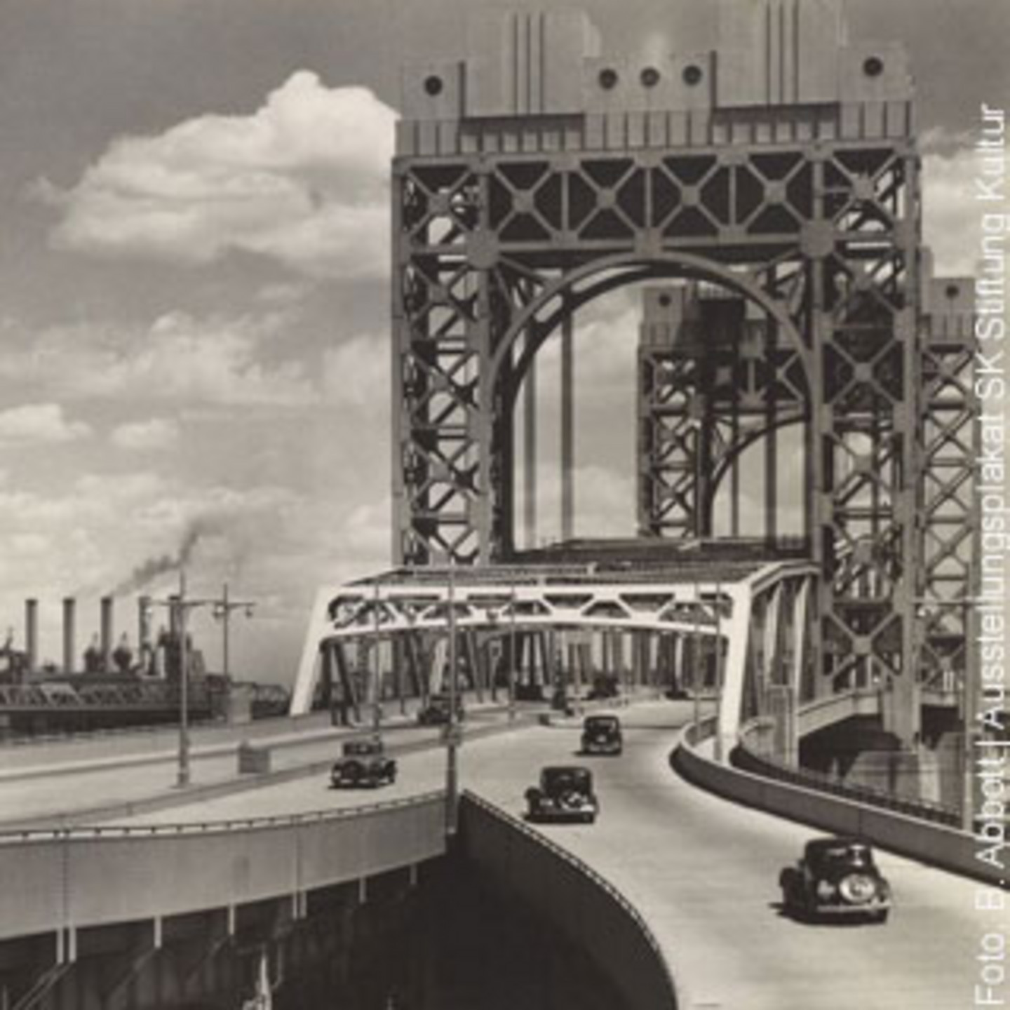 Historisches Foto von einer Brücke einer amerikanischen Stadt.