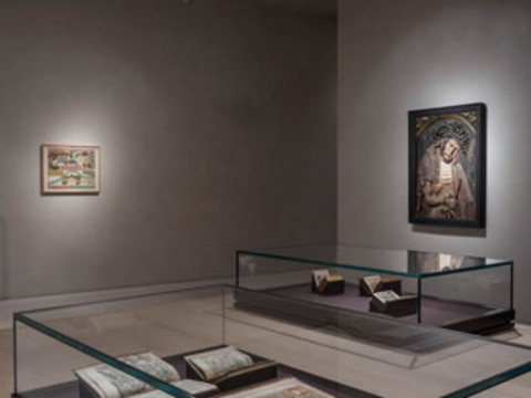 Photo of the exhibition in which manuscripts and books are displayed.