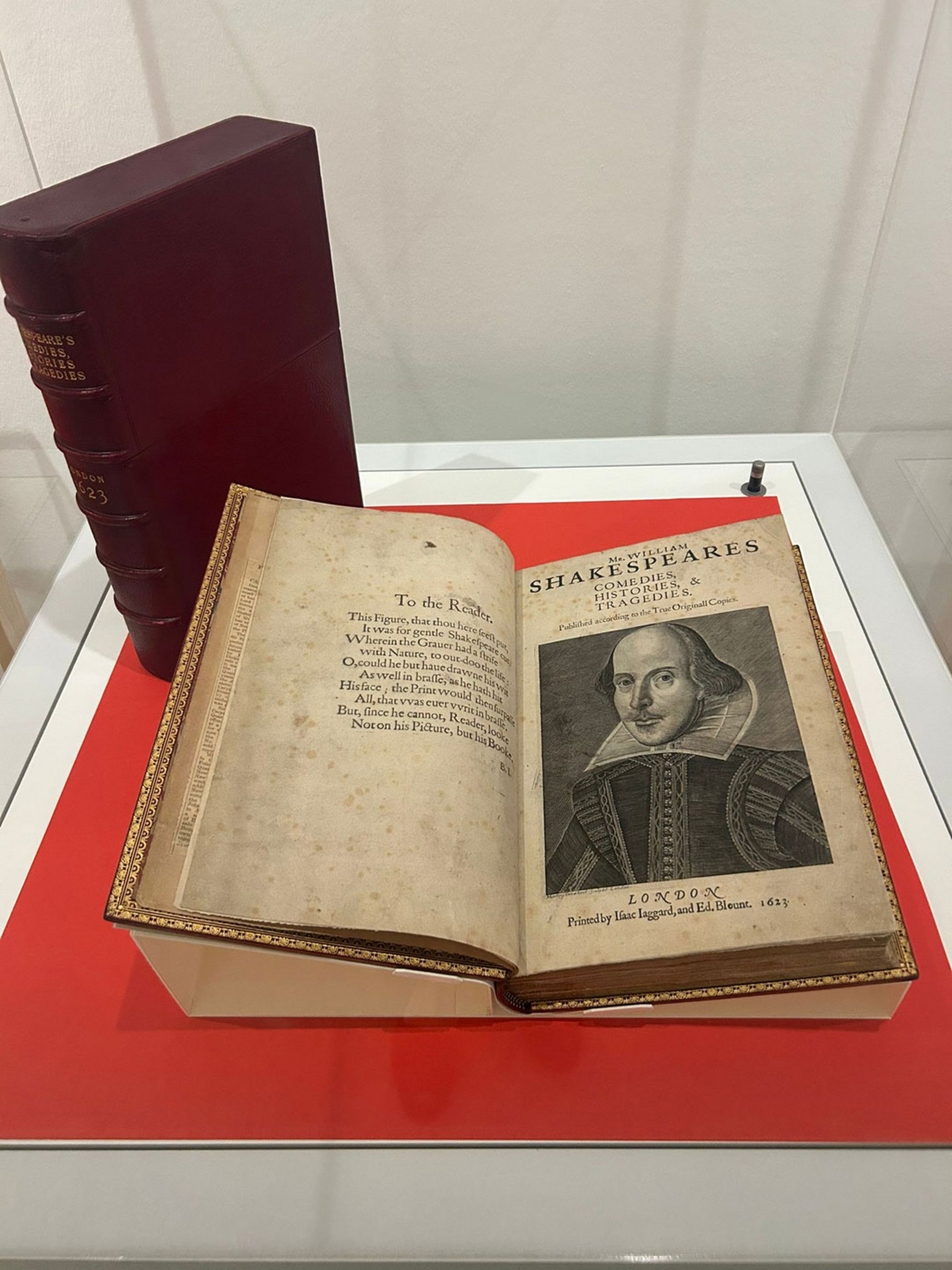 Die Kölner First Folio im Deutschen Theatermuseum in München. Das Titelblatt zeigt das berühmte Shakespeare-Porträt.