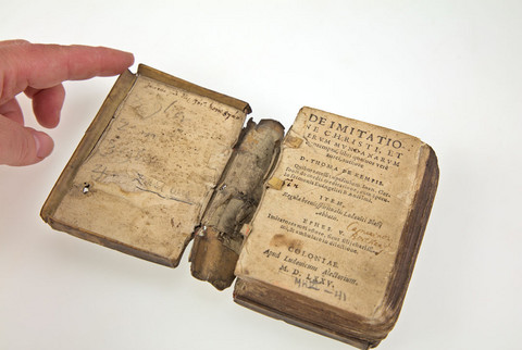 Foto beschädigter Bücher aus dem Jahr 1575: Thomas <von Kempen>: De Imitatione Christi. - Coloniae: Alectorius 1575. Signatur: MKVI41 (2 Exemplare). Die Projektnummer lautet 2022/0027