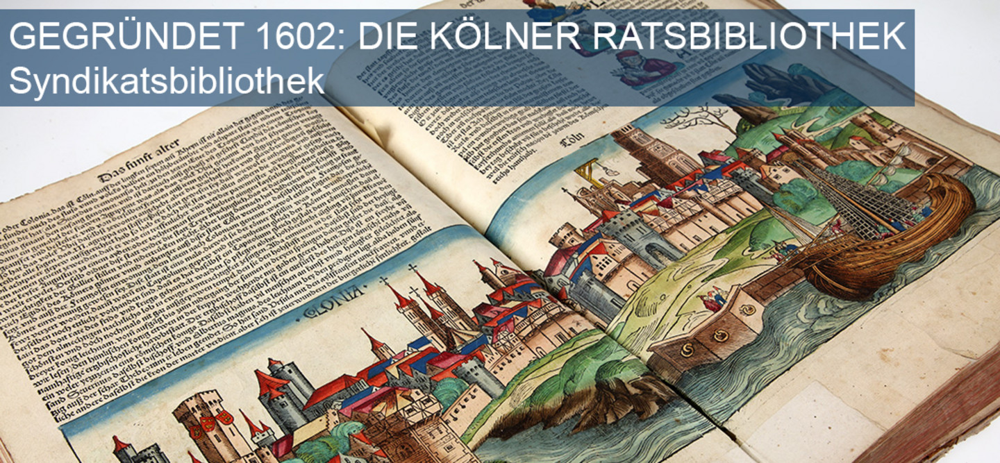 Ein aufgeklapptes altes Buch, welches ein Bild von einer Stadt präsentiert. Das Foto hat die Aufschrift "Gegründet 1602: Die Kölner Ratsbibliothek Syndikatsbibliothek."