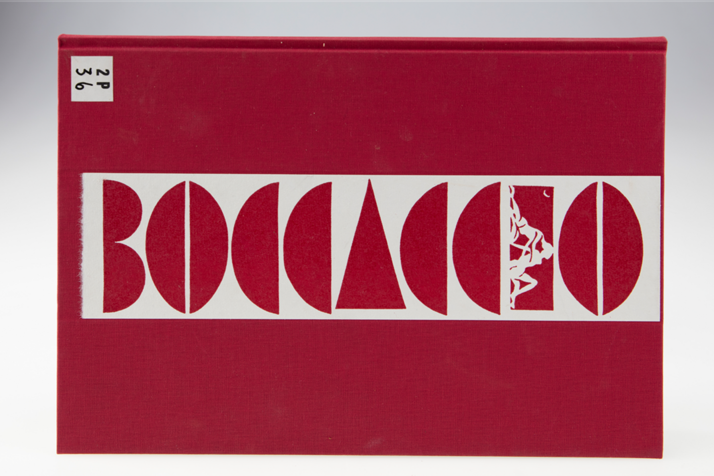 Roter Gewebeeinband über dessen gesamter Länge ein in weiß-rot gestalteter moderer Schriftzug "Boccaccio" angebracht ist.