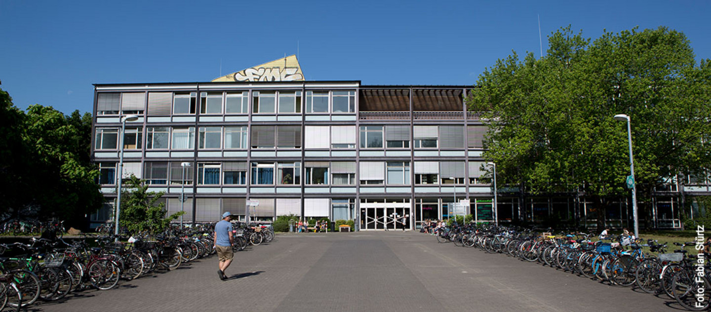 Exterior view of the Faculty of Human Sciences building against a cloudless sky.