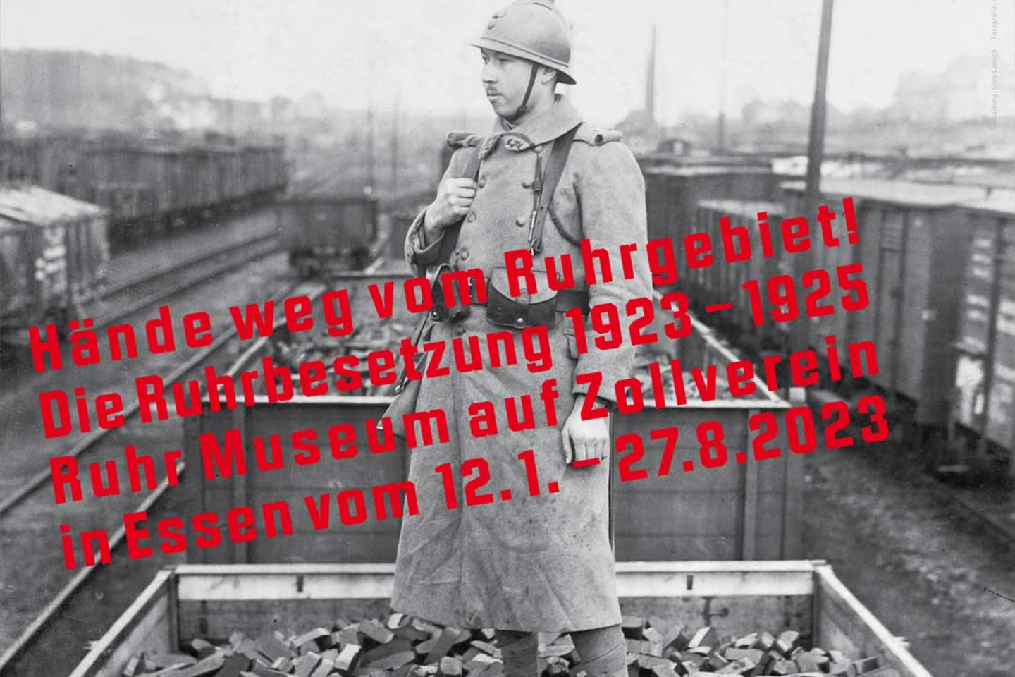 A black-and-white photo of a soldier with the red writing "Hände weg vom Ruhrgebiet! Die Ruhrbesetzung 1923-1925 Ruhr Museum auf Zollverein in Essen vom 12.1-27.8.2023".