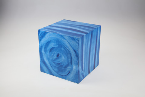 Ein blauer Würfel.