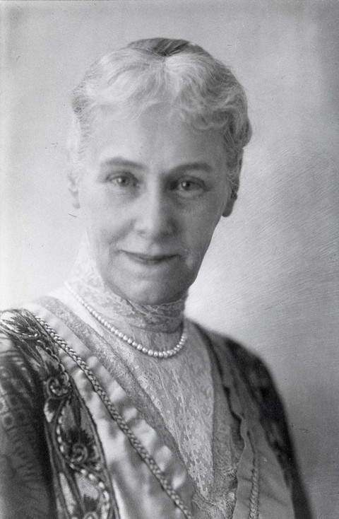 Ein Porträt von Mathilde von Mevissen. Sie blickt in die Kamera, hat die Haare zurückgebunden und trägt eine Perlenkette.