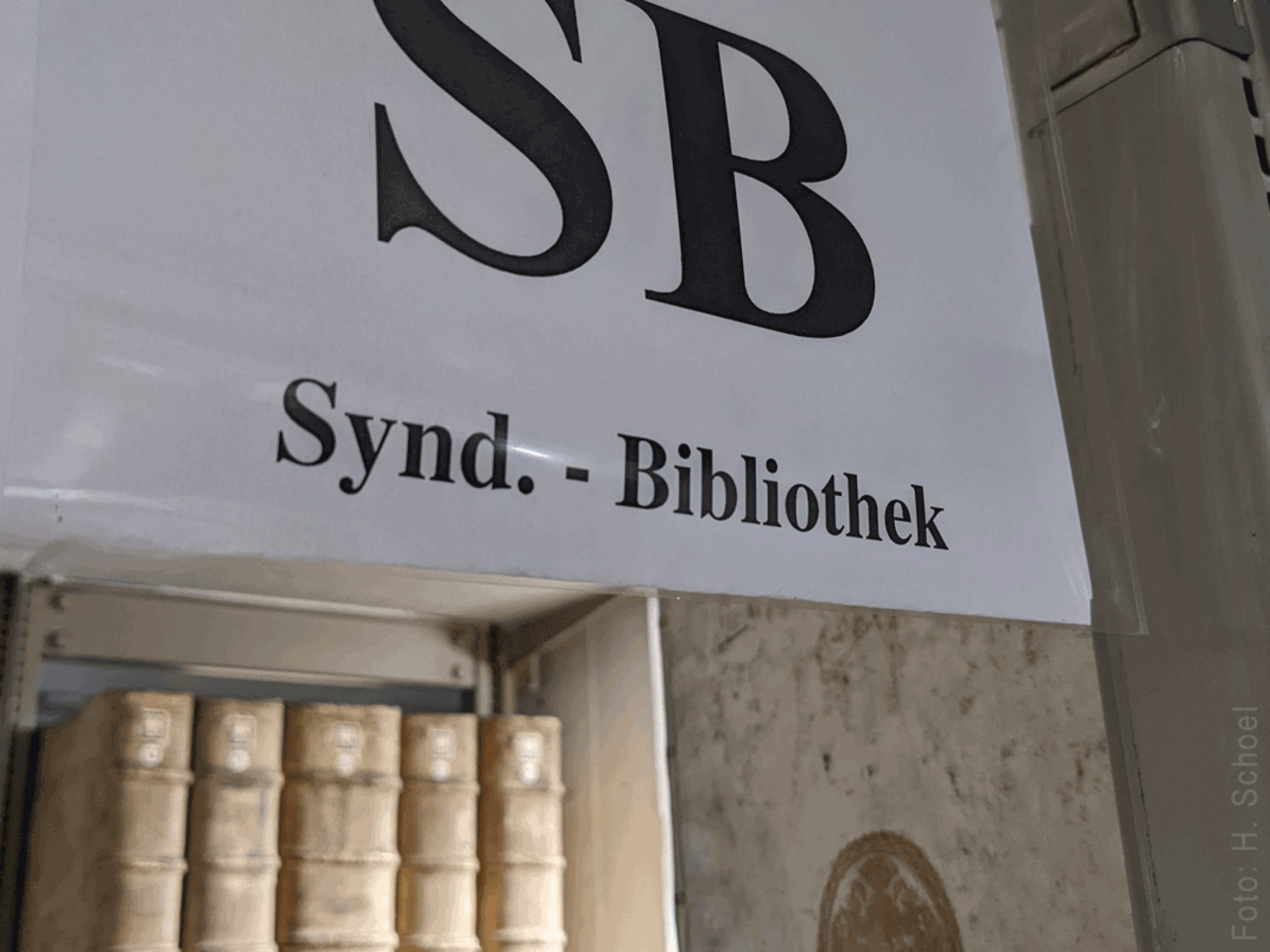 Ein Foto der Regalbeschriftung der Syndikatsbibliothek. 