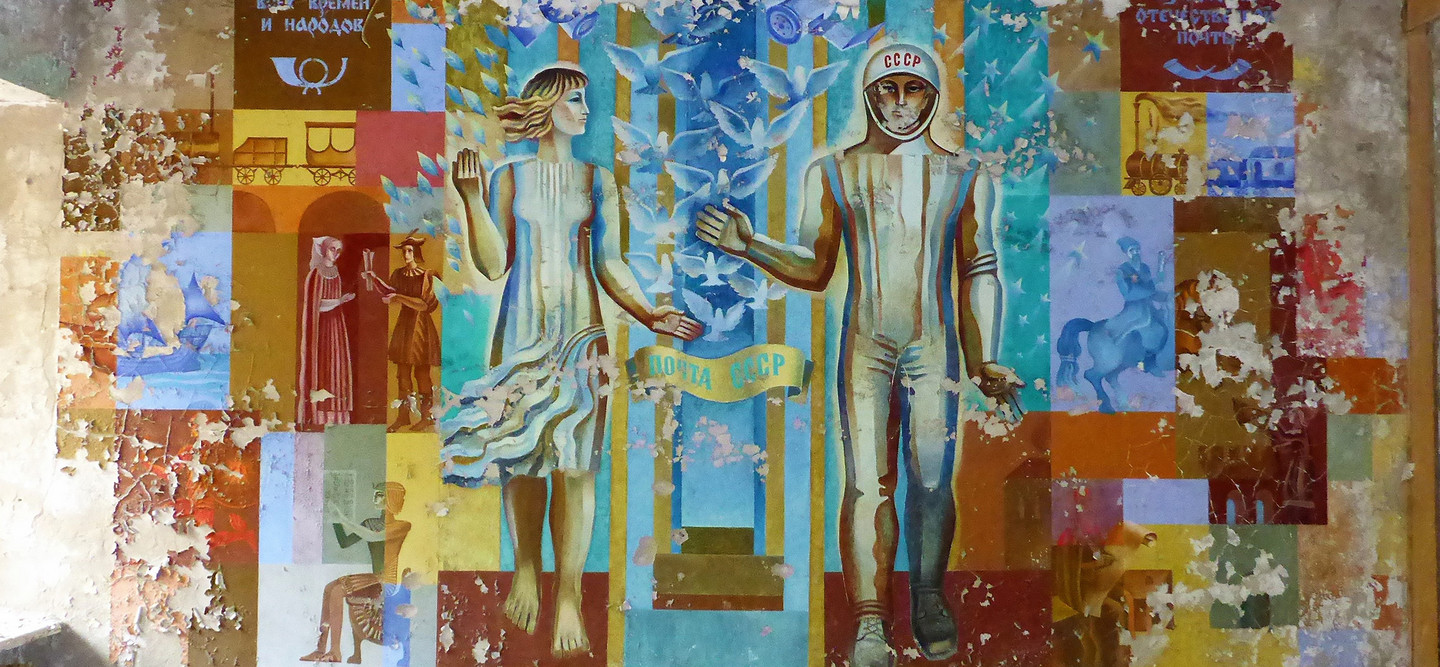 Coulage aus Blau- und Orangetönen, im Vordergrund steht eine Frau und ein Mann, beide sind gezeichnet, Frau mit kurzem Kleid, Mann mit Schutzanzugeiner ARtd