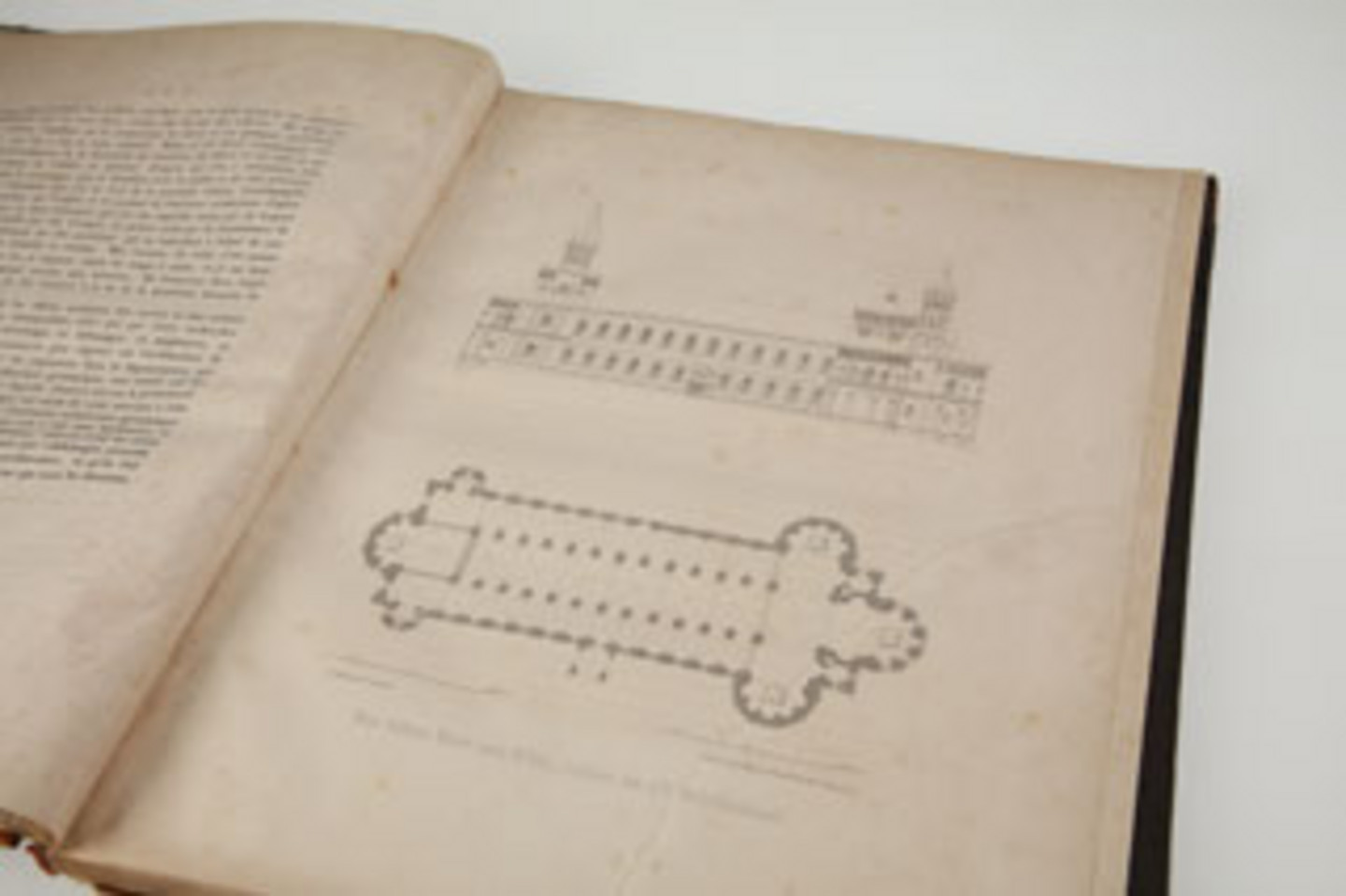 Foto eines historischen, beschädigten Buches aus dem Jahr 1843.