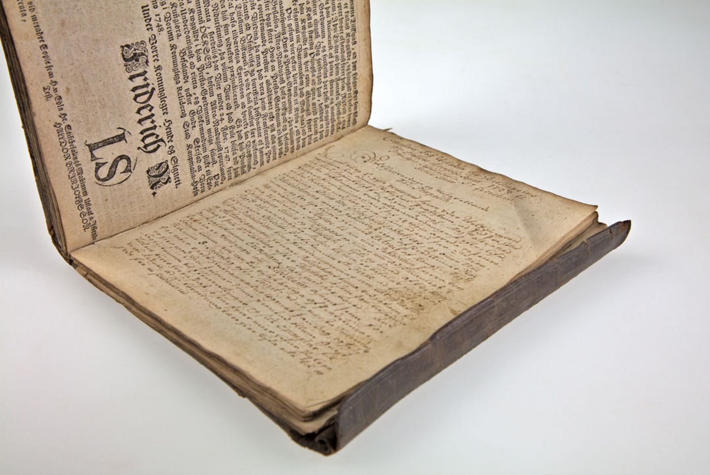 Foto eines historischen, beschädigten Buches aus dem Jahr 1736-49: Sammelband mit 19 Drucken Hólar 1736-49, aus der Bibliothek von Heinrich Erkes mit einem isländischen Rolleinband, 1686. Signatur: AD+I120 