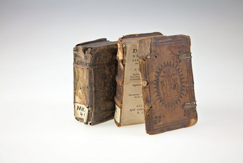 Foto beschädigter Bücher aus dem Jahr 1575: Thomas <von Kempen>: De Imitatione Christi. - Coloniae: Alectorius 1575. Signatur: MKVI41 (2 Exemplare). Die Projektnummer lautet 2022/0027