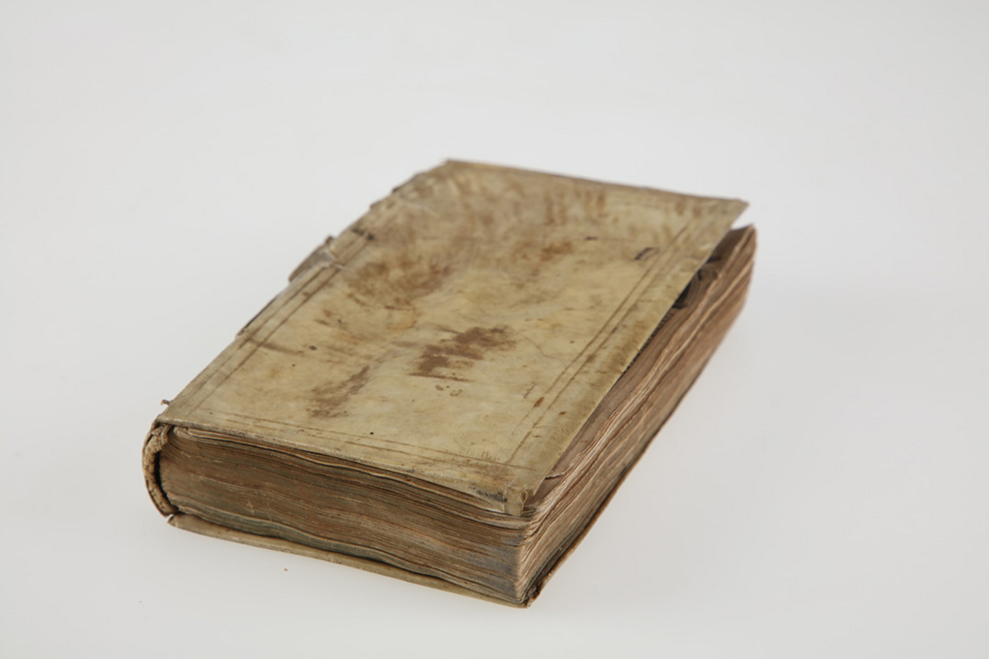 Foto eines beschädigten Buches aus dem Jahr 1607: Winheim, Erhardus: Sacrarivm Agrippinae. - Coloniae: Bernhardi Gualteri 1607. Signatur: RHT1086#3. Die Projektnummer lautet 2022/0032