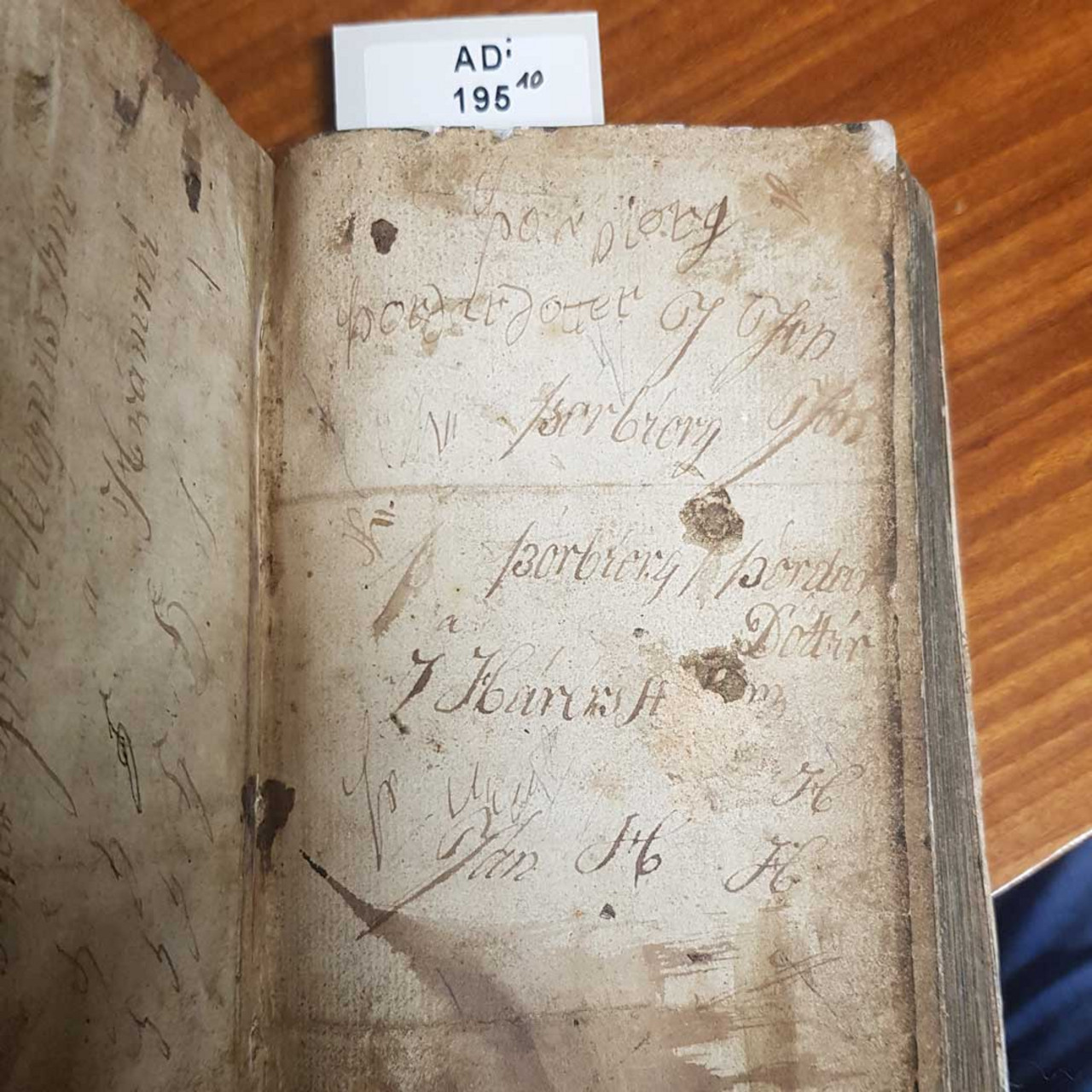 Ein Foto einer isländischen Psalmensammlung. Auf der abgebildeten Seite sind Namen verschiedenster Personen abgebildet, die sich mit ihren Namen verewigt haben.