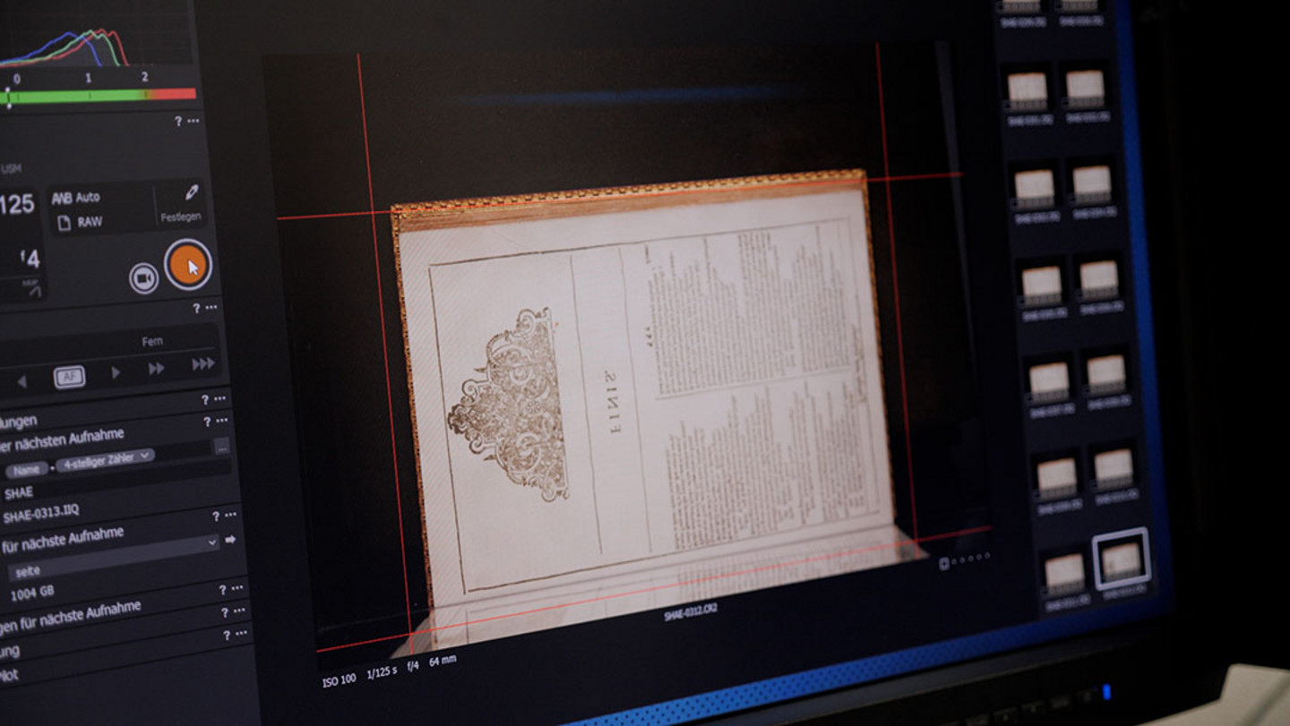 Foto des Vorgangs in dem die First Folio behutsam in einem Spezialscanner digitalisiert wird.