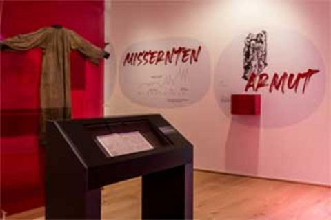 An introductory room is photographed in which the causes of the witch hunts are shown, such as crop failures or poverty.