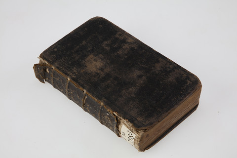 Foto eines beschädigten Buches aus dem Jahr 1741: Nakatenus, Wilhelm: Le palmier céleste, Himmlisch Palm-Gärtlein <franz.>. - 2. éd. Rev., corr. & augm.. - Cologne: Johann Wilhelm Krakamp und Christian Simonis Erben, 1741. Signatur: T30/4798+2. Die Projektnummer lautet 2022/0037