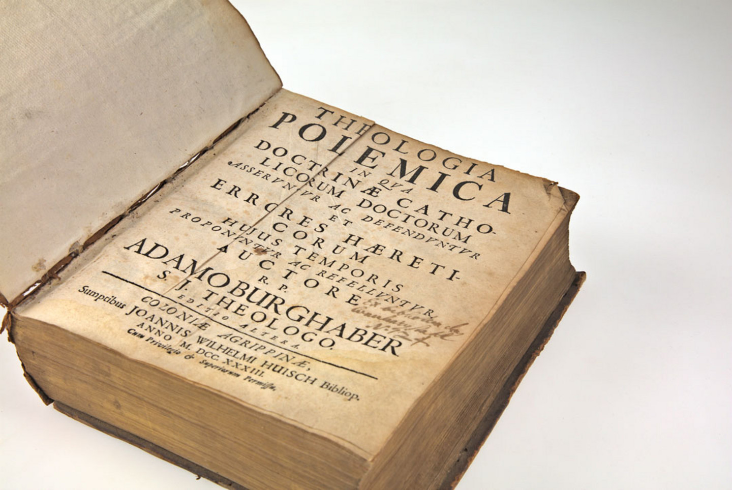 Foto beschädigter Bücher aus dem Jahr 1733: Burghaber, Adam: Theologia polemica. Coloniae Agrippinae: Johann Wilhelm Huisch 1733. Signatur: WEIN.D1+A. Die Projektnummer lautet 2022/0040