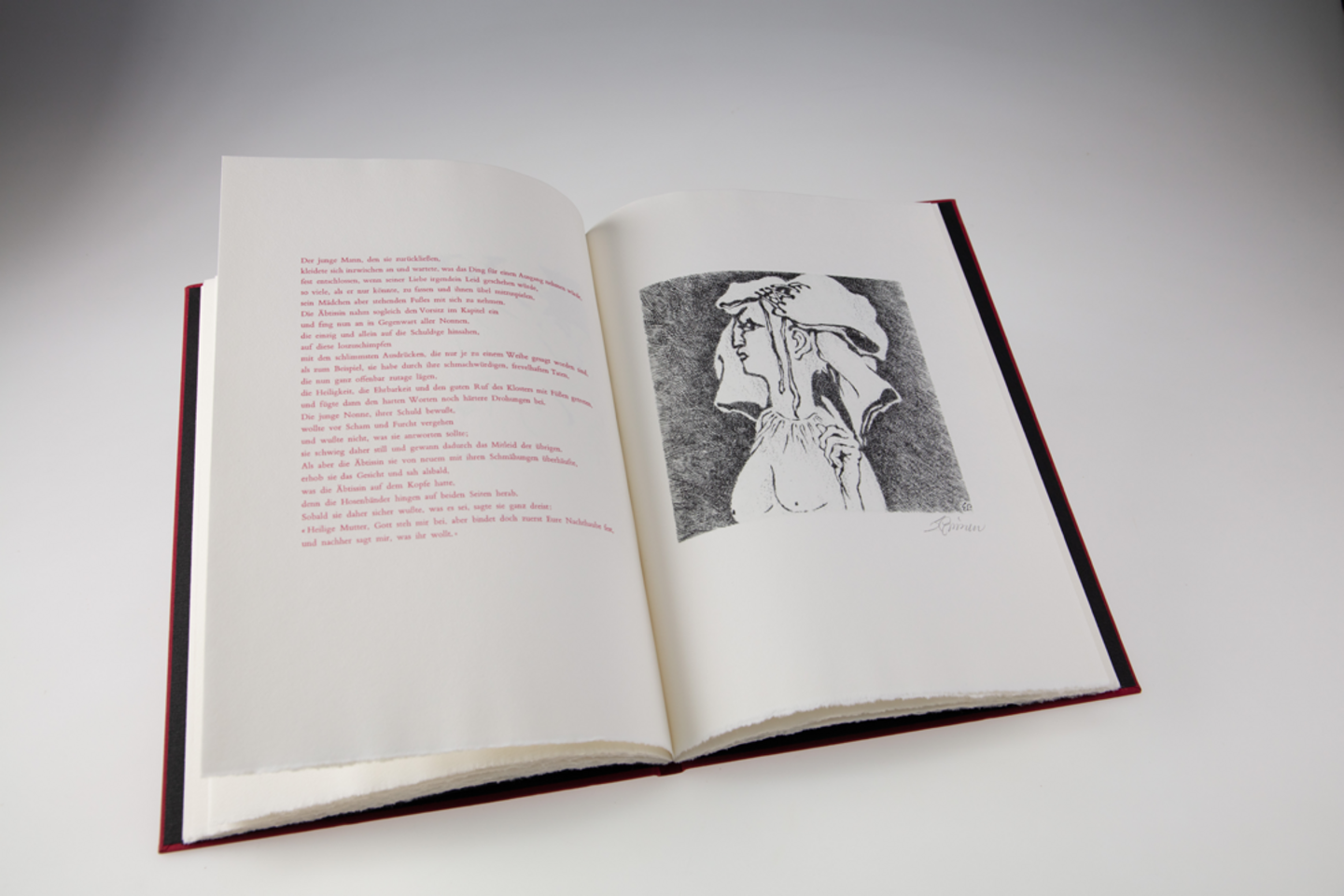Eine aufgeschlage Seite des Buches: Links ist der Text in roter Schrift zu sehen, rechts ein Radierung in schwarzer Farbe. Dargestellt ist eine Frau mit nacktem Oberkörper, auf deren Kopf ein Hose mit liegt.