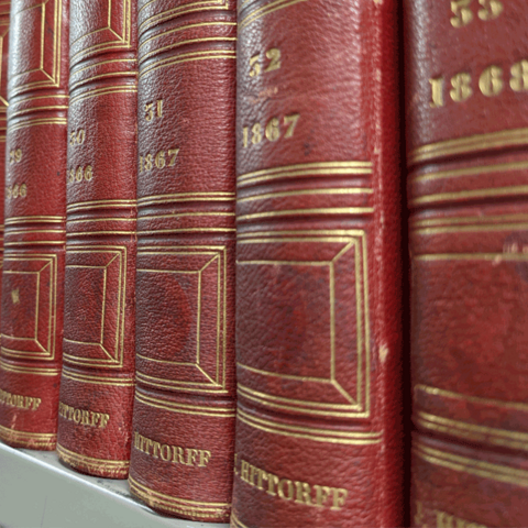 Eine Nahaufnahme von neugebundenen Büchern von Jakob Ignaz Hittorff.