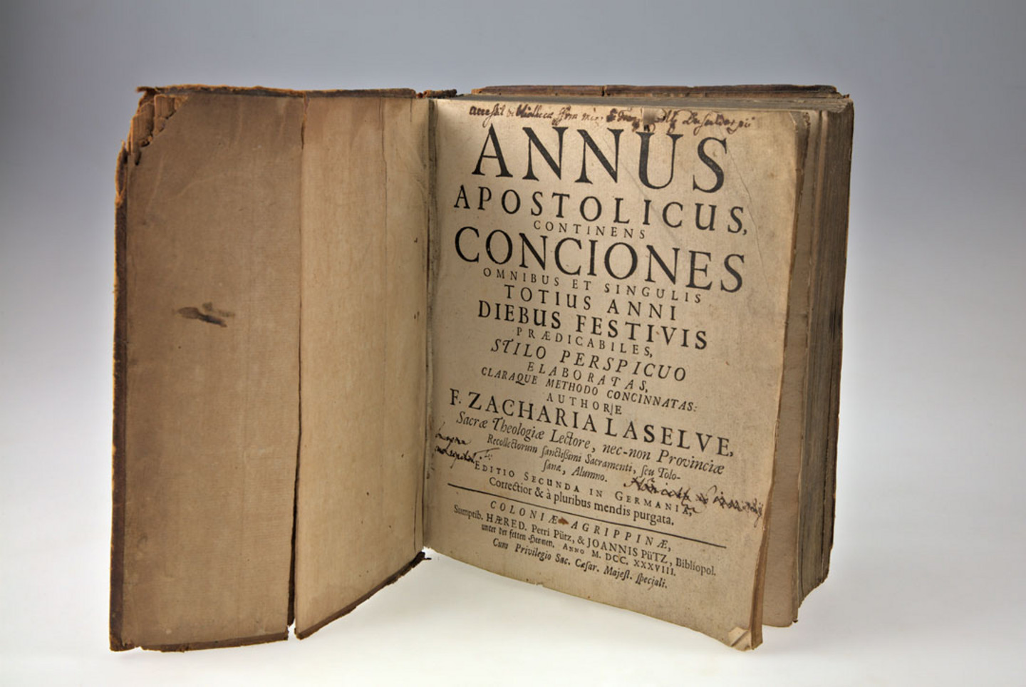 Foto beschädigter Bücher aus dem Jahr 1738: Laselve, Zachari: Annus apostolicus. Coloniae: Pütz,1738. Signatur: WEIN.D40+A