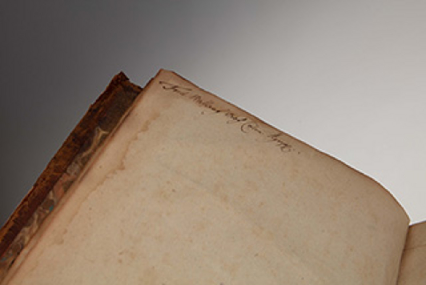 Foto der Innenseite eines historischen Buches aus 1776.
