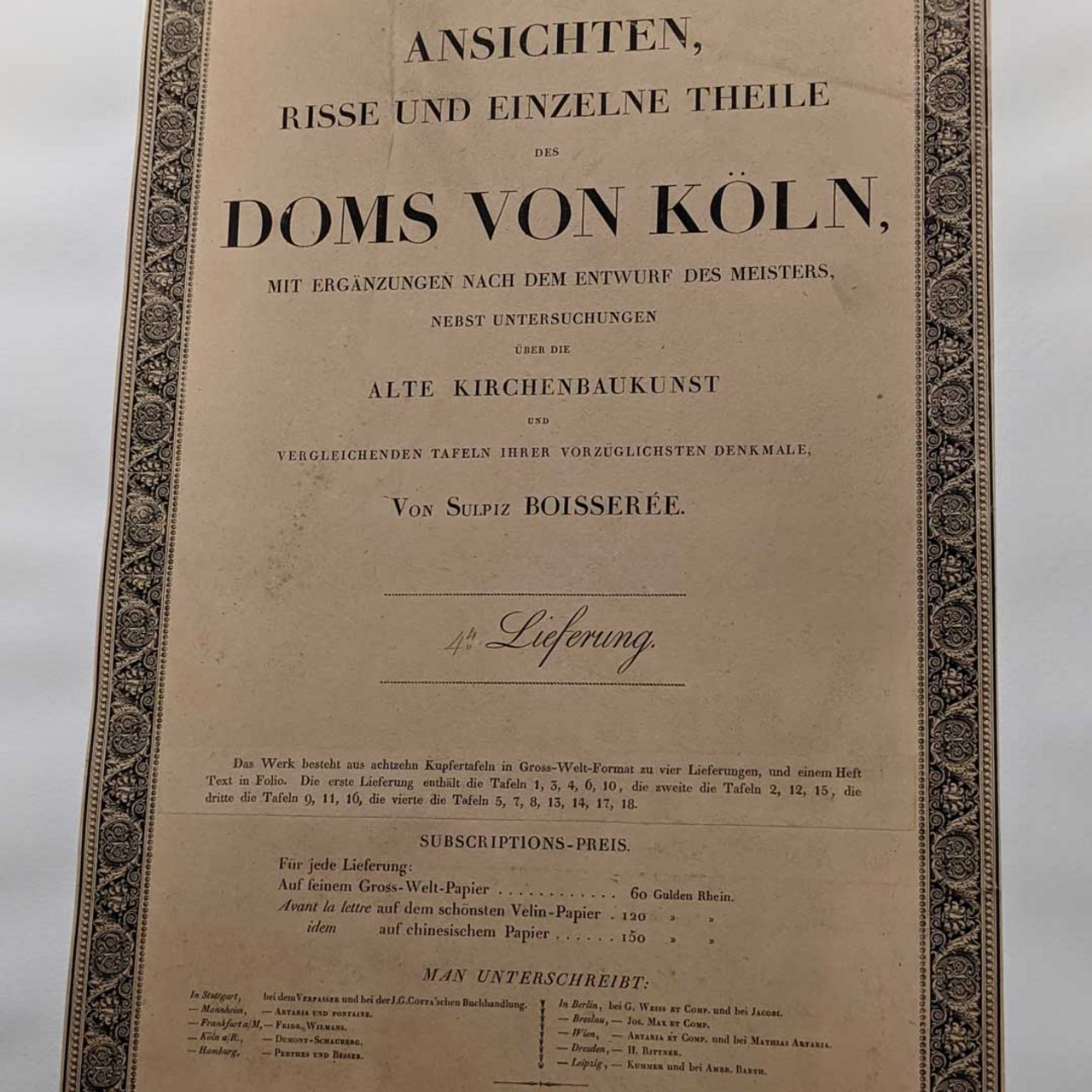 Das Titelblatt der 4. Lieferung der "Ansichten, Risse und einzelne Theile des Doms von Köln, mit Ergänzungen nach dem Entwurf des Meisters, nebst Untersuchungen über die alte Kirchen-Baukunst und vergleichenden Tafeln der vorzüglichsten Denkmale"." von Sulpiz Boisseree