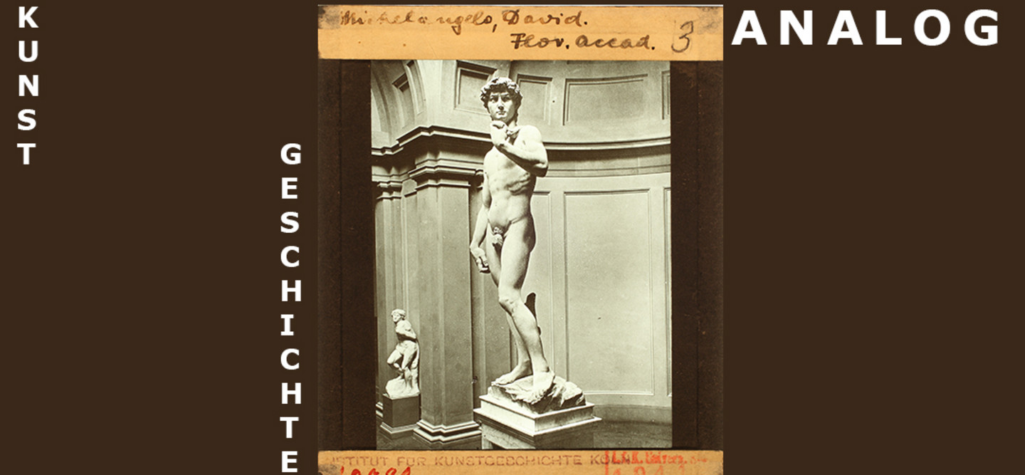 [This content is not available in "Englisch" yet] Statue von Michelangelos David, schwarzer Hintergrund