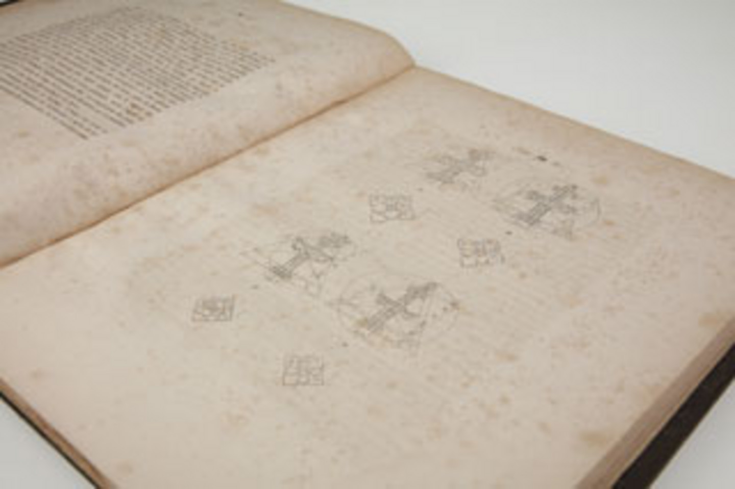 Foto eines historischen, beschädigten Buches aus dem Jahr 1843.
