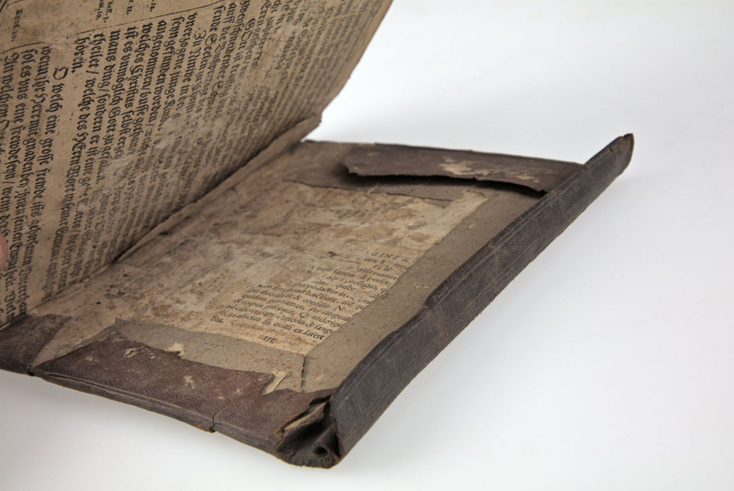 Foto eines historischen, beschädigten Buches aus dem Jahr 1736-49: Sammelband mit 19 Drucken Hólar 1736-49, aus der Bibliothek von Heinrich Erkes mit einem isländischen Rolleinband, 1686. Signatur: AD+I120