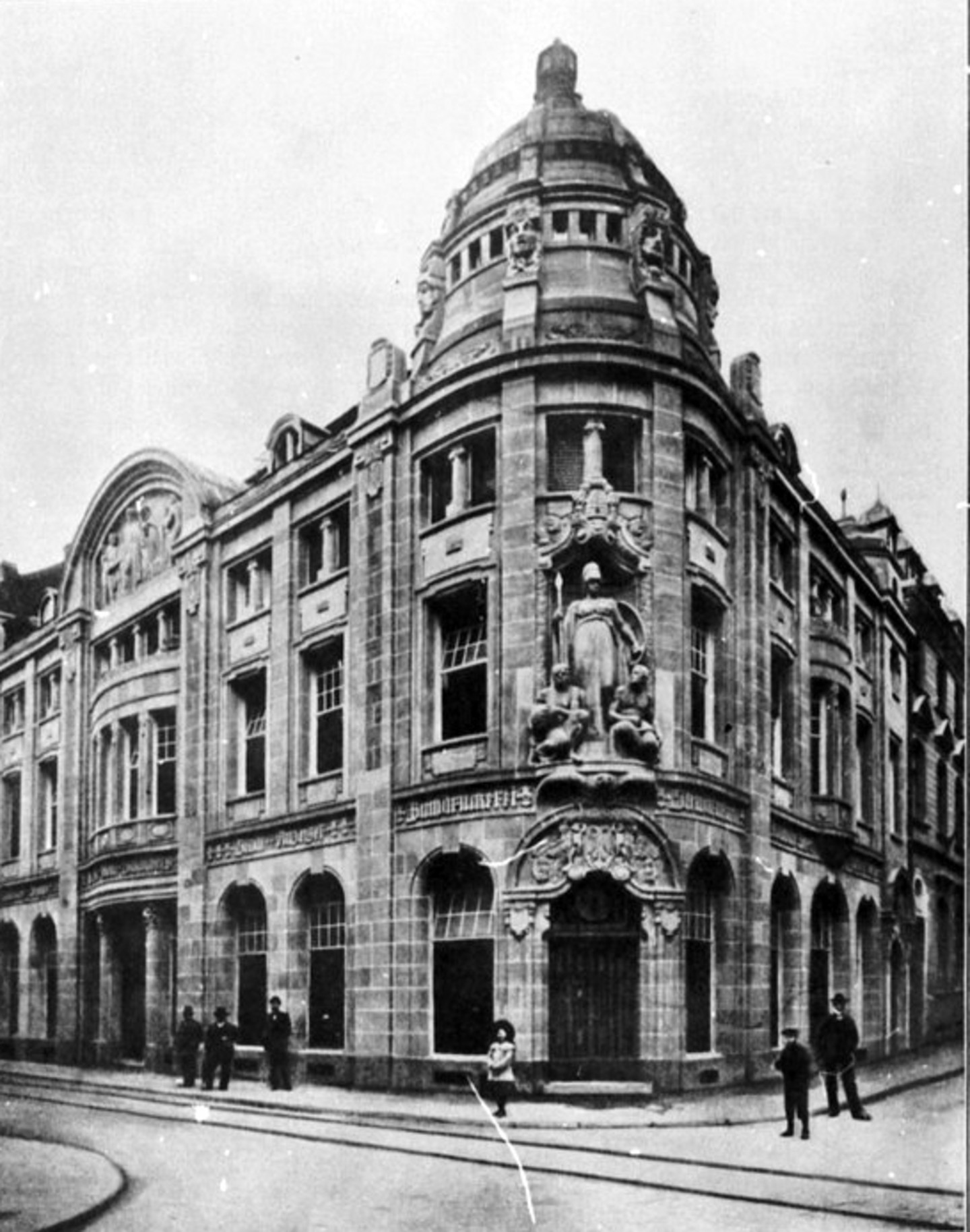 Ein historisches Foto des damaligen, neuen Geschäftshaus und Verlagsgebäude der "Kölnischen Zeitung" in der Breite Straße/Langgasse in Köln 1906.