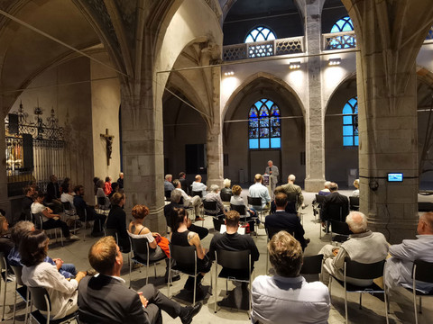 Foto der Vernissage in der Kirche der Jesuiten.