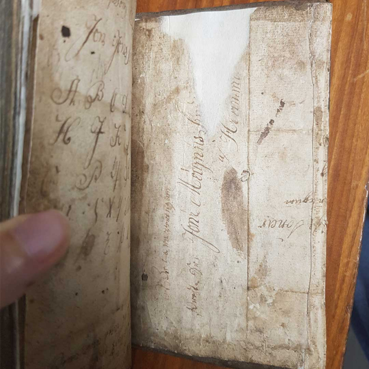 Ein Foto einer isländischen Psalmensammlung. Auf der abgebildeten Seite haben sich verschiedene Personen mit Namen verewigt, in dem Fall Pfarrer "Jón Magnússon" aus Hvammur.